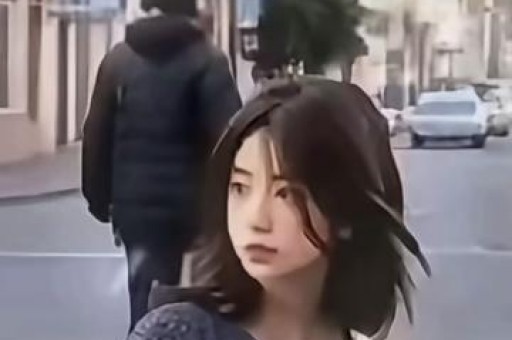 黄景瑜跨年话筒突失声现场观众拍下尴尬瞬间对比邓超引发热议